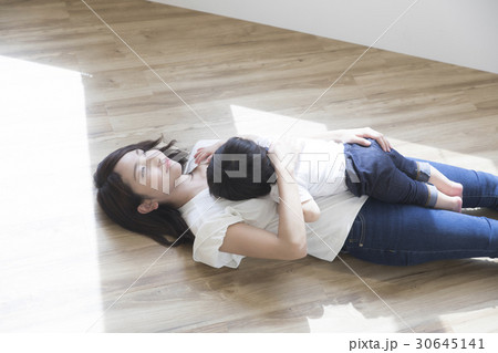 赤ちゃんを寝かしつける母親 赤ちゃんを寝かしつける母親 30645141
