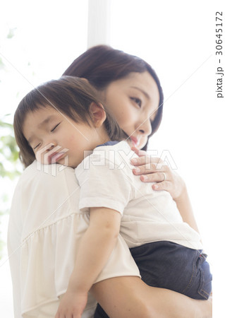 赤ちゃんを寝かしつける母親 30645172
