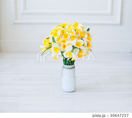 Narcissus flowers bouquet in a vase Narcissus flowers bouquet in a vase 30647257