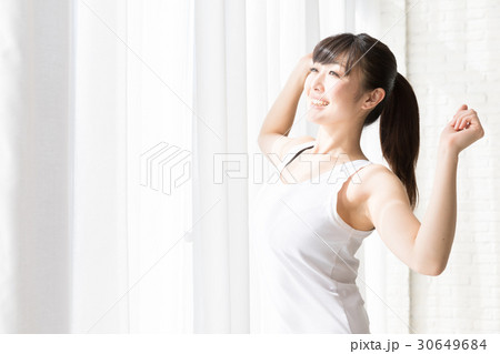 朝日を浴びる女性 30649684