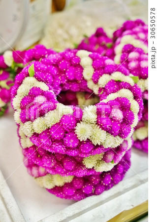 タイ、バンコク花市場で撮影した千日紅(センニチコウ)の花数珠 タイ、バンコク花市場で撮影した千日紅(センニチコウ)の花数珠 30650578