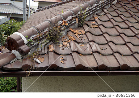 雨漏りで屋根補修工事・瓦の破損写真 30651566
