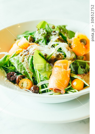 Smoked salmon salad 30652752