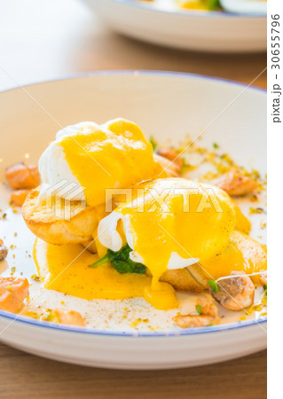 Egg benedict with salmon 30655796