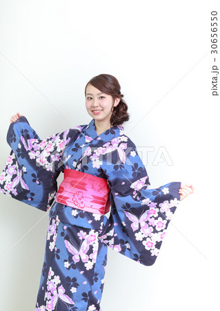 浴衣を着た若い女性 30656550