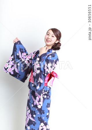浴衣を着た若い女性 30656551