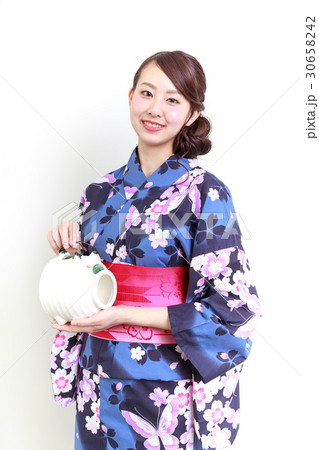 豚の蚊取りを持つ浴衣の若い女性 30658242