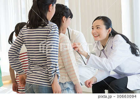 健康診断 小学生 検査 医療 イメージの写真素材