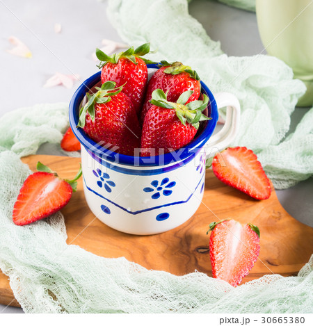 Ripe strawberries in enamel mug 30665380