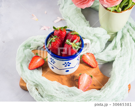 Ripe strawberries in enamel mug 30665381