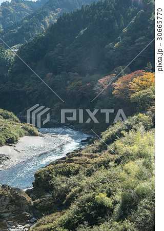四国三郎こと吉野川、大歩危(おおぼけ)峡 シーズン中はラフティングが盛ん 四国三郎こと吉野川、大歩危(おおぼけ)峡 シーズン中はラフティングが盛ん 30665770