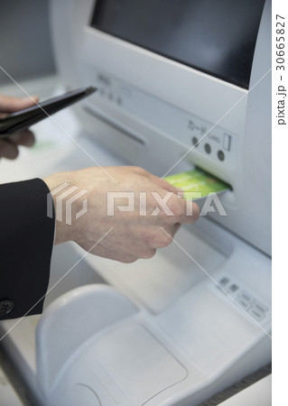 ATMで現金を引き出すビジネスマン手元 ATMで現金を引き出すビジネスマン手元 30665827
