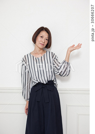 ショートボブの中年女性 ミックス光白背景 30666207