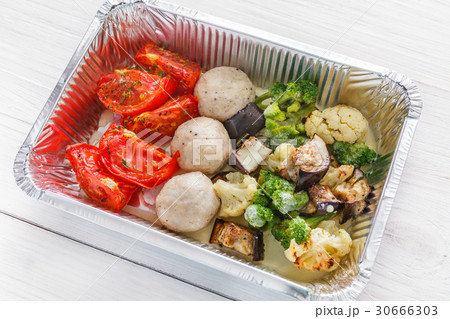 Healthy food take away in foil box closeup 30666303