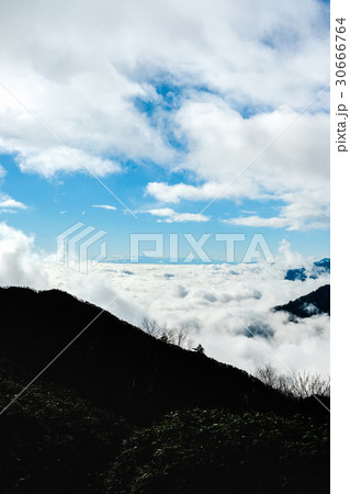 爺ヶ岳登山・雲海 30666764