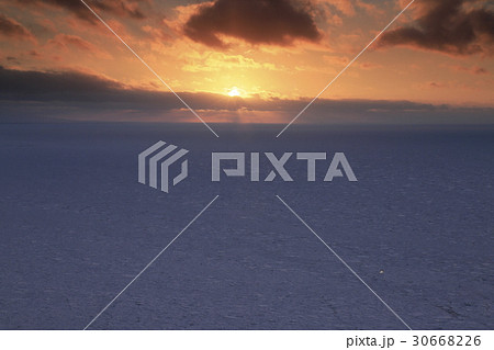 流氷原と夕陽 流氷原と夕陽 30668226