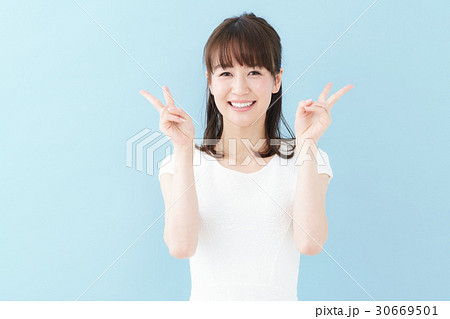 ピースする女性 ピースする女性 30669501