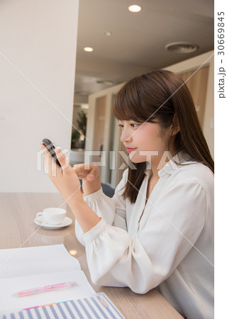 スマホをチェックする女性 スマホをチェックする女性 30669845