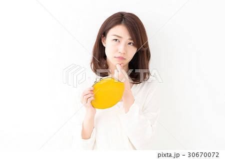 悩む・お金・女性 30670072