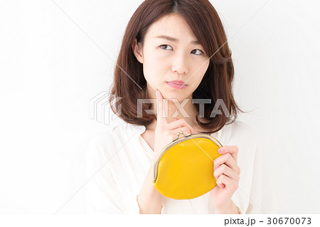 悩む・お金・女性 30670073