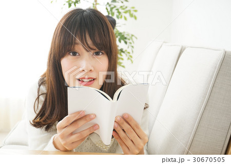 読書をする若い日本人の女性 読書をする若い日本人の女性 30670505