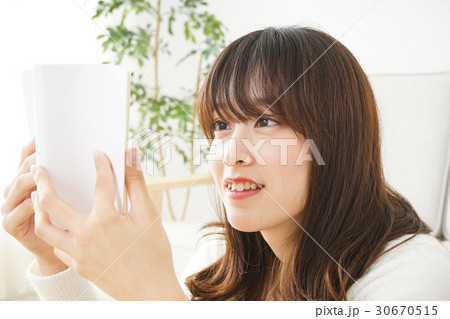 読書をする若い日本人の女性 30670515