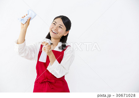 エプロン姿で清掃する女性 30671028