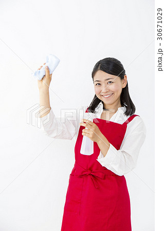 エプロン姿で清掃する女性 エプロン姿で清掃する女性 30671029