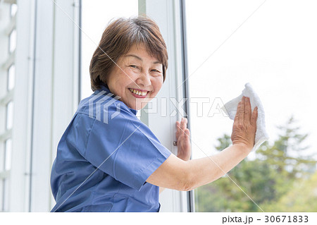 清掃 仕事 シニア女性 清掃 仕事 シニア女性 30671833