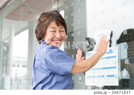 清掃 仕事 シニア女性 30671837