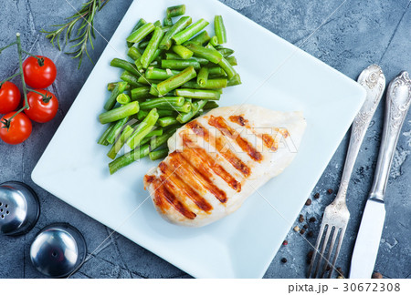 chicken breast with bean 30672308