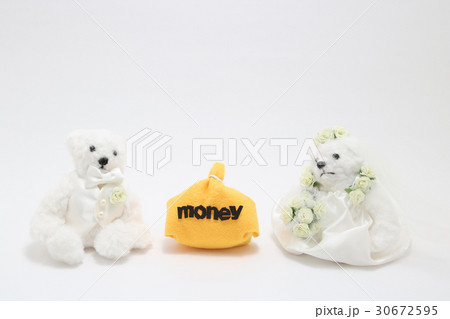 結婚　お金 30672595