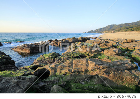 屋久島　永田いなか浜の岩場 30674678
