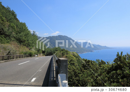 世界自然遺産登録地域　春、新緑の西部林道　海沿いのドライブコース 30674680