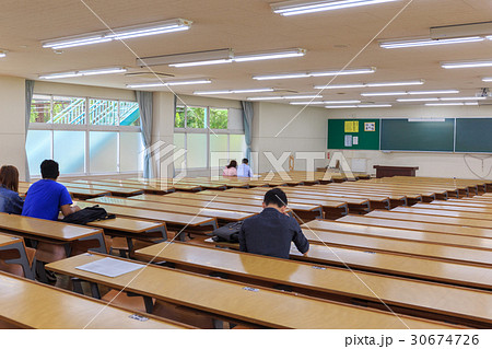キャンパスライフ 教室で話す学生たち 撮影協力 日本経済大学の写真素材