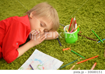 Cute boy drawing with pencils Cute boy drawing with pencils 30680151