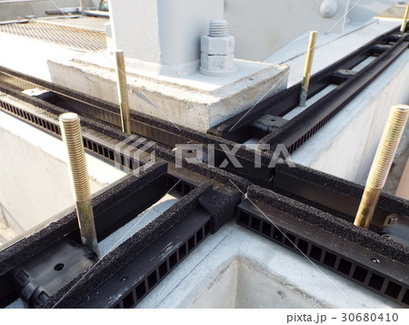 木造住宅の土台には床下換気のためにパッキンを入れます 木造住宅の土台には床下換気のためにパッキンを入れます 30680410