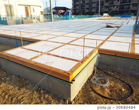 木造住宅の根太の間に断熱材を入れていきます 木造住宅の根太の間に断熱材を入れていきます 30680484