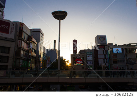 北千住駅前の夕暮れ 30682128