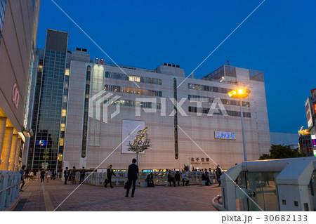 北千住駅前の夕暮れ 30682133