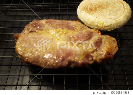 和豚肉・ステーキとオニオンスライス 和豚肉・ステーキとオニオンスライス 30682463