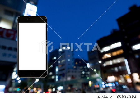 スマホ　背景　都市風景　渋谷　ぼかし　ピンぼけ　市街地　合成用背景　玉ボケ　コピースペース　夜の街 30682892