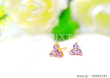 Gold pendant cameo jewelry and three diamond gems 30690183