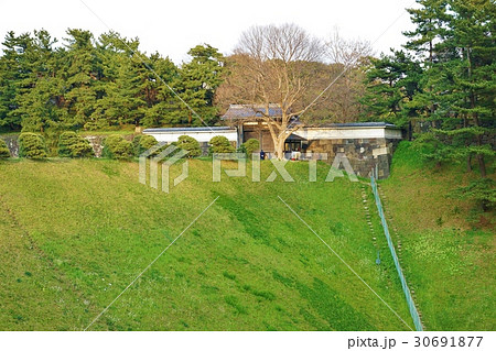 東京観光スポット桜スポット・草萌えの長閑な半蔵門橋と半蔵門・横位置 東京観光スポット桜スポット・草萌えの長閑な半蔵門橋と半蔵門・横位置 30691877