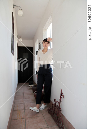 若い女性のポートレート カジュアルスタイル 若い女性のポートレート カジュアルスタイル 30692022