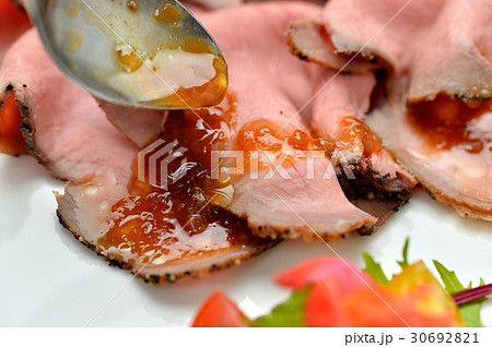 ローストビーフ、ソース添え。 30692821