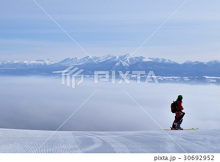大雪山と雲海とスキーヤー・北海道富良野スキー場 大雪山と雲海とスキーヤー・北海道富良野スキー場 30692952
