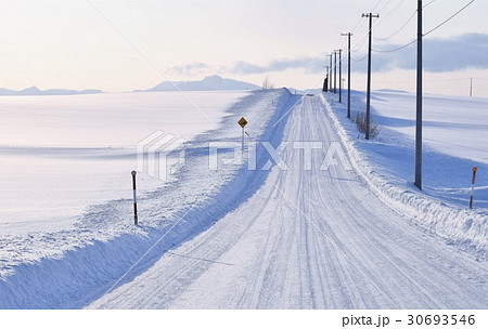 白い雪道 北海道富良野の写真素材