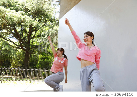 ダンス　ダンサー　パフォーマー　ストリートダンス　ダンスサークル 30694110