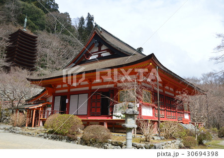 談山神社の「総社拝殿(手前)」と「十三重塔(左奥)」（奈良県桜井市多武峰319） 30694398